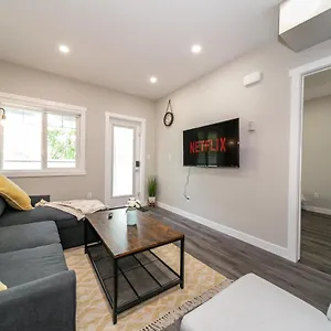 Villa Modern Oasis Guest I Walk Out Patio I Wem I Wifi!, Edmonton