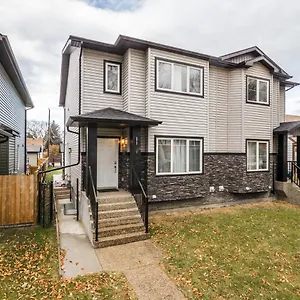 Holiday home Vibrant Modern Oasis - Free Parking, Netflix, Fast Wi-fi - Long Stays Welcome, Edmonton