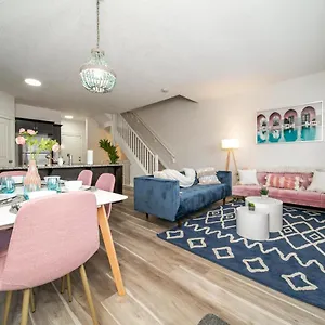 Holiday home Mediterranean Oasis: King With Jacuzzi & Entertainment, Edmonton