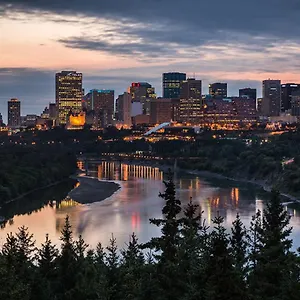 Holiday home Bright Modern - King Bed - Free Parking - Fireplace - Fast Wi-fi - Free Netflix, Edmonton