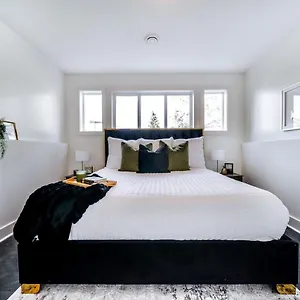 Holiday home Stunning Modern - King Bed - Free Parking & Netflix - Fast Wi-fi - Long Welcome, Edmonton