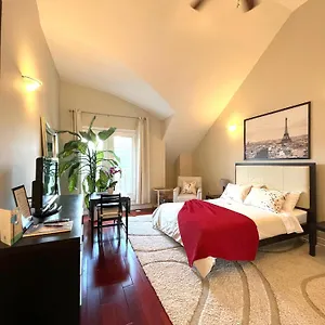 Stunning In Townhouse Across The Homestay Toronto